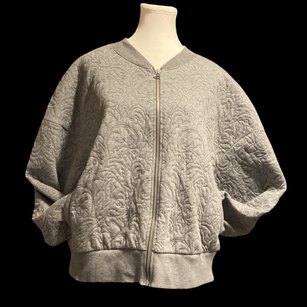 Gap women’s Gray Quilted Bomber Jacket Size XXL
BIN C